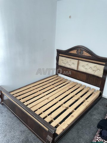 Un matelas et un lit en bois