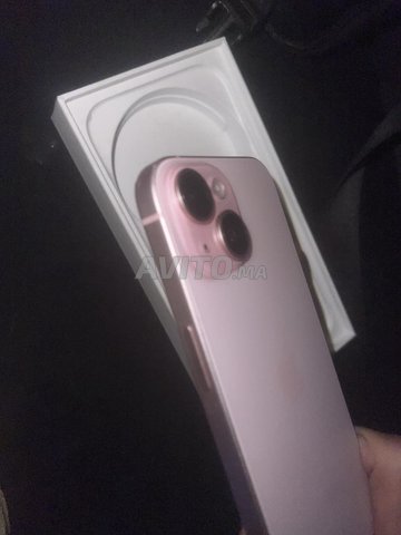 ايفون 15 وردي