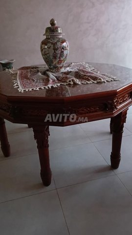 Table ronde avec 4 cendriers