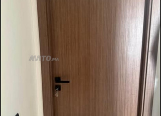 وحدة صحية وباب قياسي (204 سم × 73 سم)