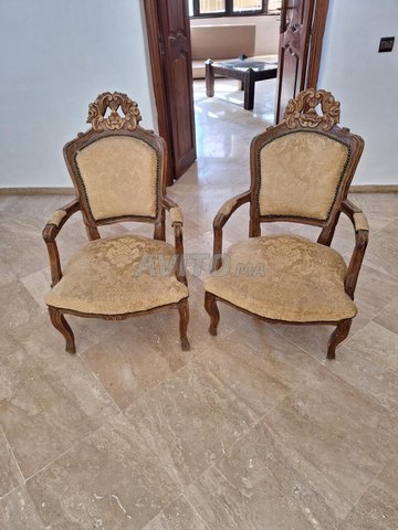 كرسيان من الخشب المصمت