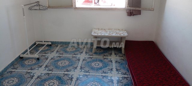 Garçonnière sur la rue principale