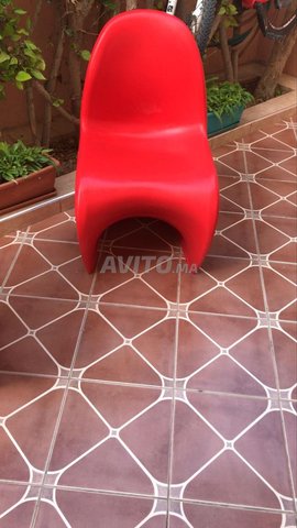 كراسي حمراء