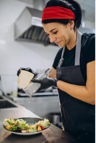 عاملة منزل و مربية و الطبخ