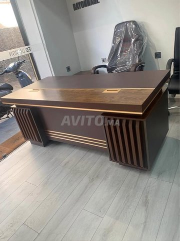 Bureau de direction moderne et espace de travail confortable