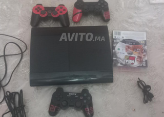 PS3 avec 3 manettes et 6 jeux installés et CD jeu