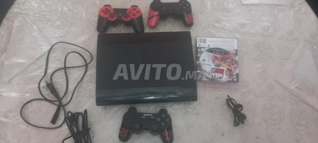 PS3 avec 3 manettes et 6 jeux installés et CD jeu
