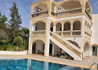 فيلا فسيحة للبيع بحي إيليغ