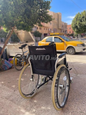 كرسي متحرك يدوي