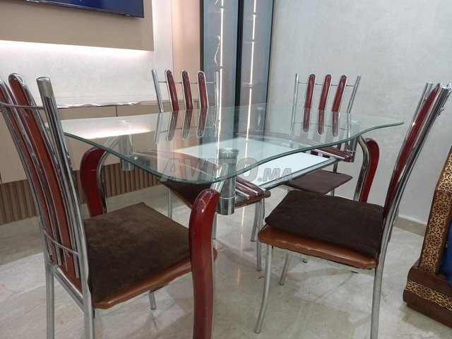 طاولة غرفة الطعام