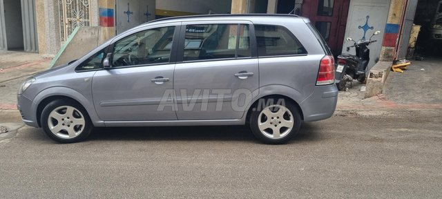 أوبل زافيرا في حالة جيدة جدا صباغة أصلية 4 عجلات