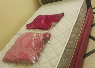 Lit complet avec rangement et table de nuit