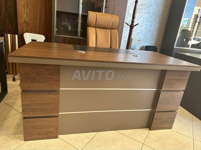 Bureau administratif moderne avec un design luxueux et du bois de haute qualité