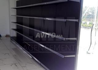 رفوف سوداء جدارية