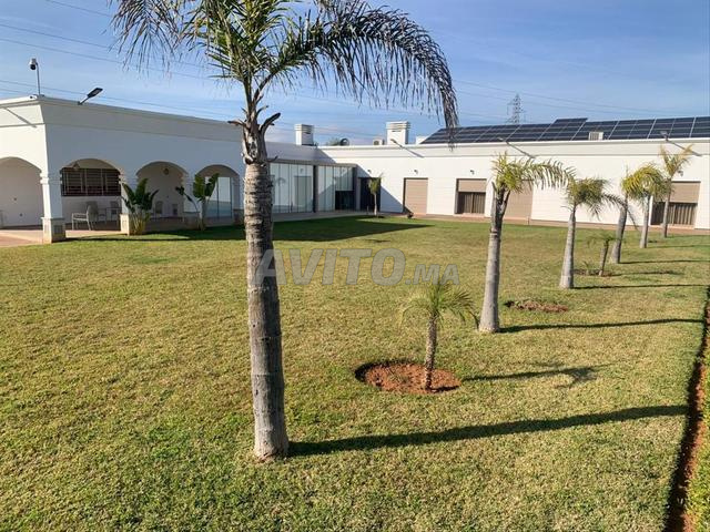 Villa récente 13000m2 à bon prix à l'avenue MVI