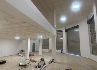 À louer dépôt/showroom et bureaux 800 m Tassila