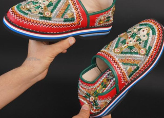 Babouches brodées en cuir premium