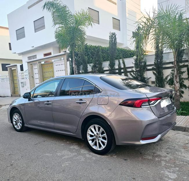 toyota corolla hybride premiere main tres bon état