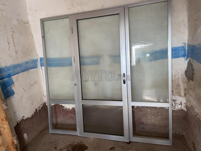 Porte en aluminium de qualité. Commerciale Longueur.204 mètres Largeur 203