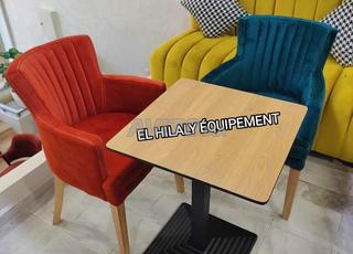Chaises de café et table