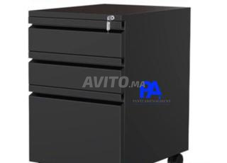 خزانة متنقلة من المعدن والخشب