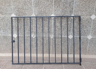 باب حديد للحديقة بحالة جيدة