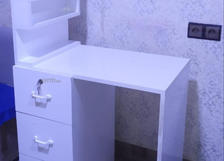 Table de manucure à vendre