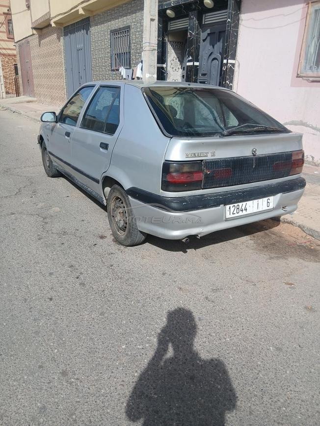 voiture R19 esence