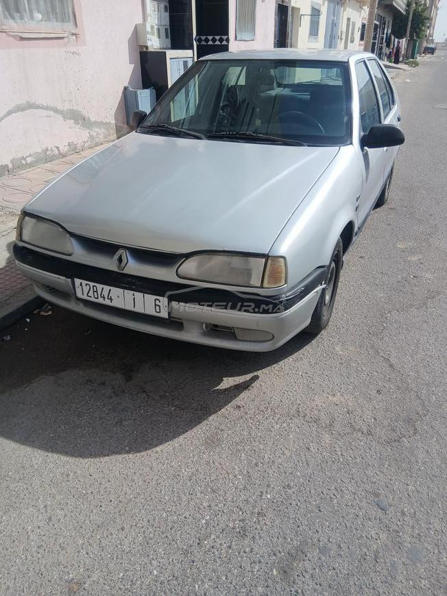 voiture R19 esence