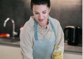Femme de ménage professionnelle - Service propre et organisé