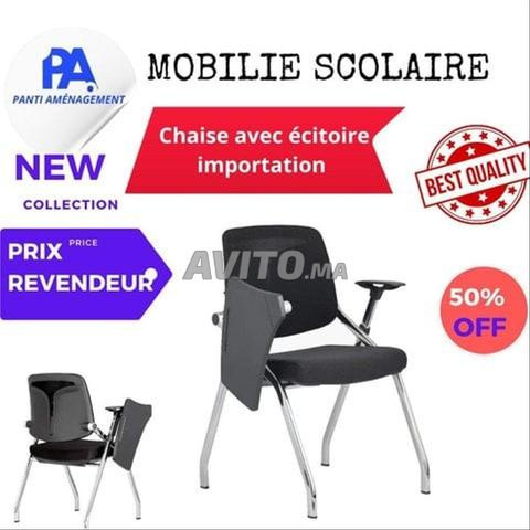 Chaise avec écritoire fixe et rotative