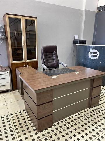 مكتب إداري راقي مستورد بشكل L مع كرسي مدير فاخر