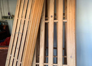 5 banquettes bois rouge avec 5 éponges