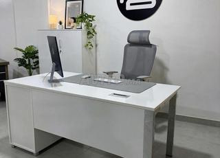 Bureau élégant et moderne avec dimensions