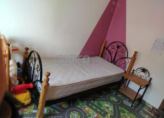 Lit avec matelas et table de nuit