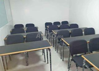 Tables d'école confortables avec chaises robustes pour les élèves