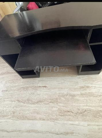 سرير من الخشب الصلب ومكتب وطاولة بجانب السرير