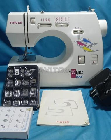 Machine à coudre Singer avec 32 accessoires