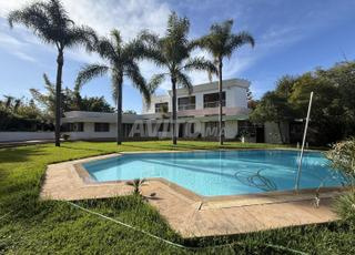 فيلا 2000 متر مربع للإيجار في حي السفراء - الرباط