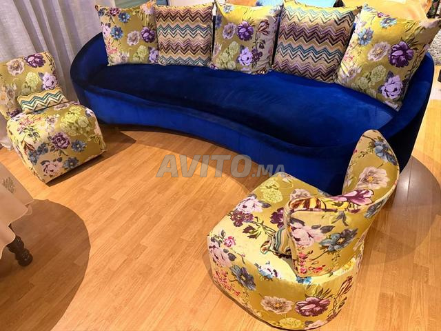 صالون عصري وأنيق بتصميم دائري و 2 كراسي