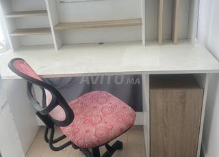 مكتب للأطفال مع كرسي مريح