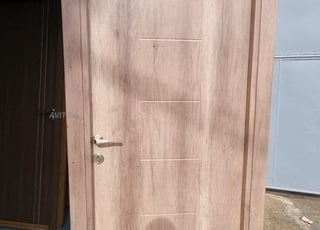 Porte en bois de haute qualité, quantité limitée