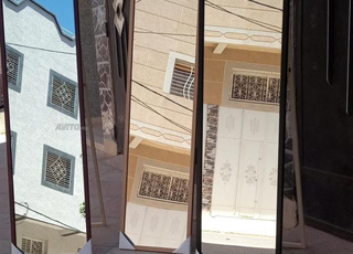 Miroir sur pied P18 à vendre en parfait état.