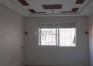 شقة للبيع في عين عتيق عمارة طابق 2 بسانسور و بالكون