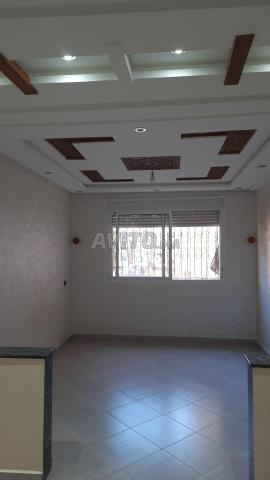 شقة للبيع في عين عتيق عمارة طابق 2 بسانسور و بالكون