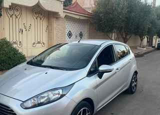 Ford Fiesta modèle 2014 essence faible kilométrage