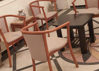 Salon avec 4 fauteuils design et une table carré