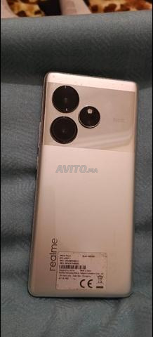 realme gt6 مع شاحن و 5 حافظات