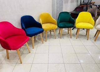 كراسي وطاولات وجميع لوازم المقاهي