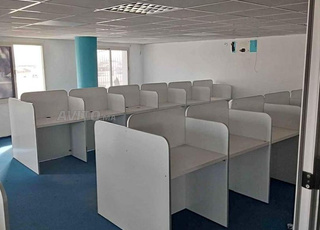 Bureaux de travail collaboratif prêts à l'emploi avec un design professionnel